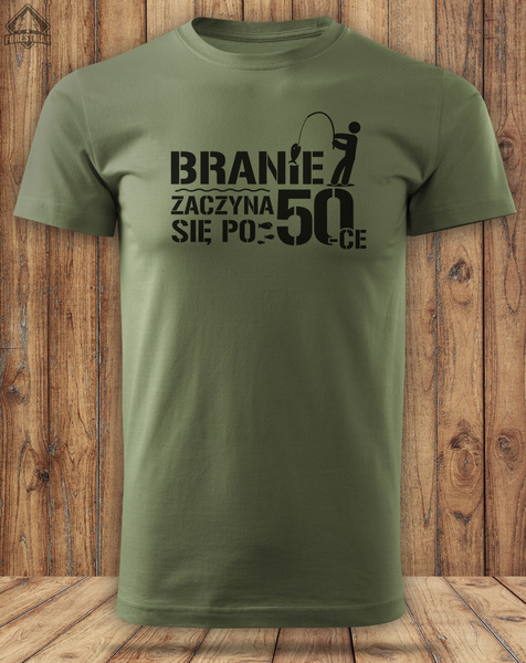 Koszulka wędkarska khaki z nadrukiem - BRANIE ZACZYNA SIĘ PO 50-tce